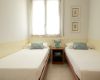 Schlafzimmer mit 2 Betten
